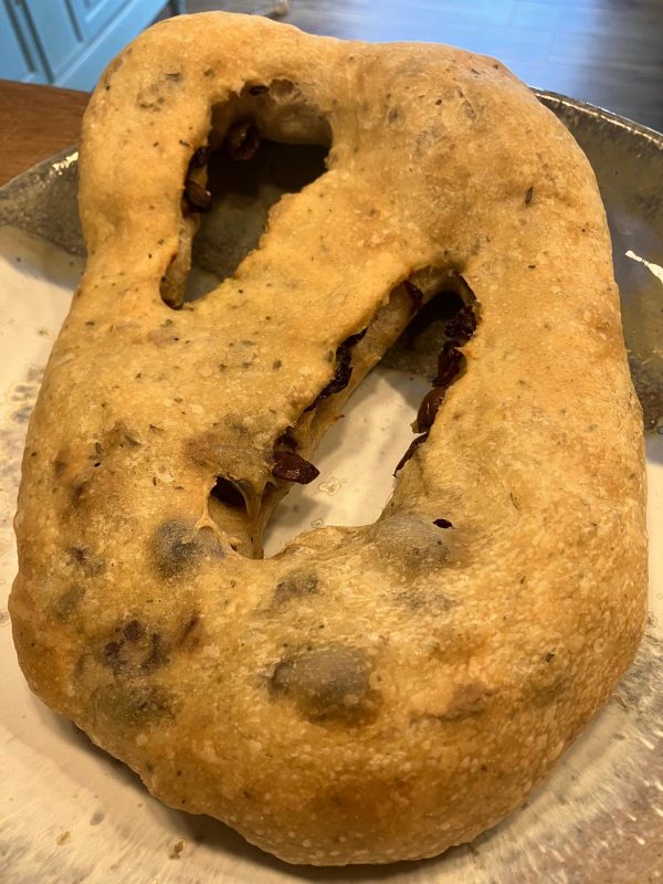 Fougasse aux tomates séchées et aux olives